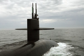 Raketami vybavená ponorka třídy Ohio USS Alaska opouští Norfolk.