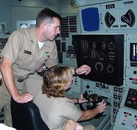 Elizabeth Byersová prochází výcvikem na ponorkovém trenažéru.