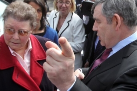 Gordon Brown při debatě s Gillian Duffyovou.