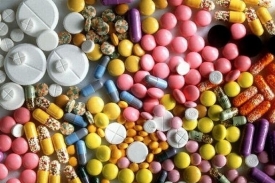 Léky v Česku jsou předražené, systém stanovení cen a úhrad je pomalý.