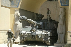 Americký tank hlídá irácké muzeum, ze kterého zmizela řada artefaktů.