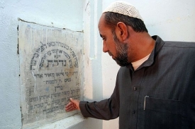 Židovské stopy v Iráku - hebrejský nápis na nynější mešitě.