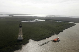 Loď bojuje s ropou u ústí Mississippi.
