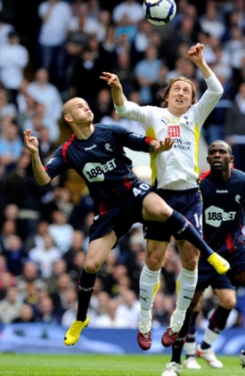 Luka Modrič z Tottenhamu (vpravo) v souboji s Vladimírem Weissem.