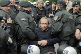 Policie zatýká radikála v berlínské čtvrti Prenzlauer Berg.