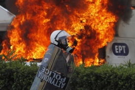 Hořící dodávka u budovy řecké televize.