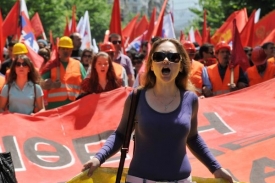 Lidé v ulicích řeckých měst proti úsporným opatřením protestují.