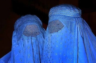 Mohamedánské ženy si s sebou nosí vlastní vězení.
