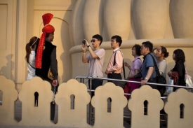 Návštěvníci Expo 2010 fotografují muže před pakistánským zastoupením.