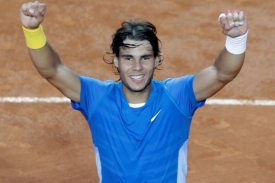 Rafael Nadal oslavuje vítězství na turnaji v Římě.
