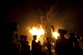 Ortodoxní Židé zapalují oheň na svátek Lag ba-omer (ilustrační foto).