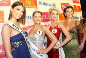Česká Miss 2010. Vítězka Válková druhá zleva, Maláčová zcela vpravo.
