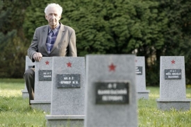 Walter Pchálek, Dönitzův veterán, na ruském hřbitově v Hlučíně.