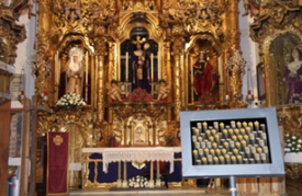Elektronický svícen v katedrále Santiago de Compostela.