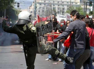 Prvomájové protesty nespokojenců v Řecku.