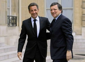 Rozhazovačný Sarkozy vítá šéfa Evropské komise Barrosa.