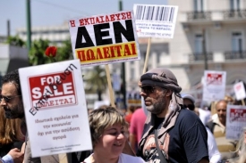 V Řecku neutichají protesty proti plánovaným úsporným opatřením.