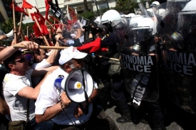 Střet demonstrantů s řeckou policií.
