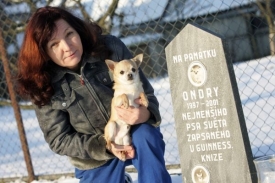 Majitelka nejmenšího psa na světě před jeho hrobem.