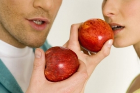 Stane se nakousnuté jablko novým symbolem lásky?