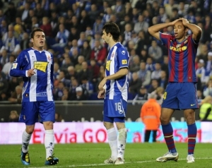 Thierry Henry (vpravo) se drží za hlavu. Asi odejde z Barcelony.