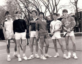 Mladičký Clegg (druhý zleva) jako tenista v roce 19984.