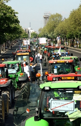 Protest zemědělců proti politice EU v Paříži.