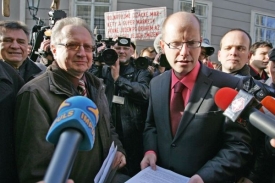 Bohuslav Sobotka (vpravo) byl na akci ČSSD napaden.