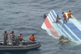Vojáci loví trosky airbusu, který v červnu 2009 spadl do Atlantiku.