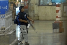 Terorista Muhammad Amir Kasab během útoku v Bombaji.