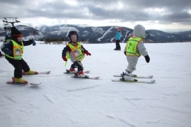 Muž zranil malou dívku, která se učila lyžovat.