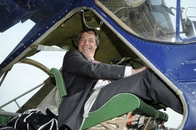 Kandidát strany UKIP Nigel Farage v letadle, které dnes havarovalo.