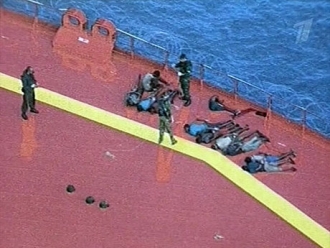 Zajatí piráti na palubě tankeru (snímek z TV).