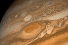 Rudá skvrna na Jupiteru, jak ji před mnoha lety zaznamenal Voyager 2.