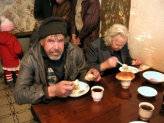 V jídelně pro chudé v Moskvě.