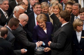 Bundestag hlasuje o úvěrech Řecku. Uprostřed kancléřka Merkelová.