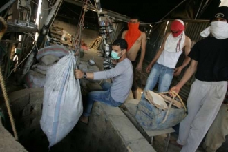 Pašeráci spouštejí zboží do tunelu u Rafáhu.