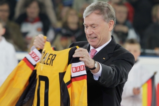 Německý prezident Horst Köhler přebírá dres se svým jménem.