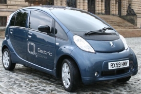 Elektromobil Peugeot iOn v pražských ulicích.