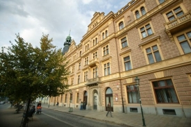 Plzeňská fakulta se již několik měsíců potýká s problémy.