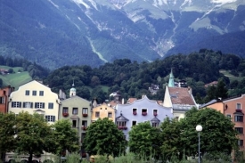 Innsbruck je turisty vyhledávané město v Tyrolských Alpách.