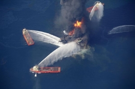 Záchranáři marně bojovali s plameny na ropné plošině.
