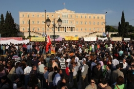 Před řeckým parlamentem protestují davy lidí.