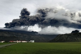 Islandská sopka zesílila chrlení popela a komplikuje leteckou dopravu.