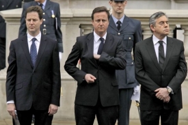 Vládních vyjednávání se účastní (zleva) Brown, Clegg a Cameron.
