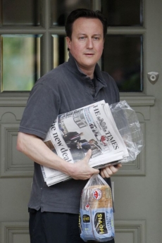 Cameron se vrací domů po dlouho očekávaných britských volbách.
