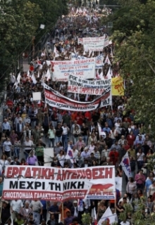 Pochod demonstrantů hlavním městem Aténami.