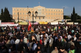 Řekové demonstrovali také před budovou parlamentu.