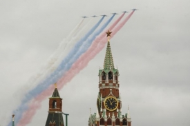 Barvy ruské vlajky nad Moskvou při generálce přehlídky.