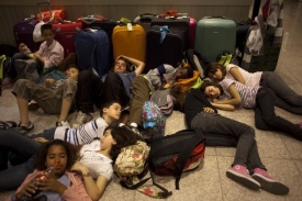 Lidé na španělských letištích čekali na obnovení provozu.